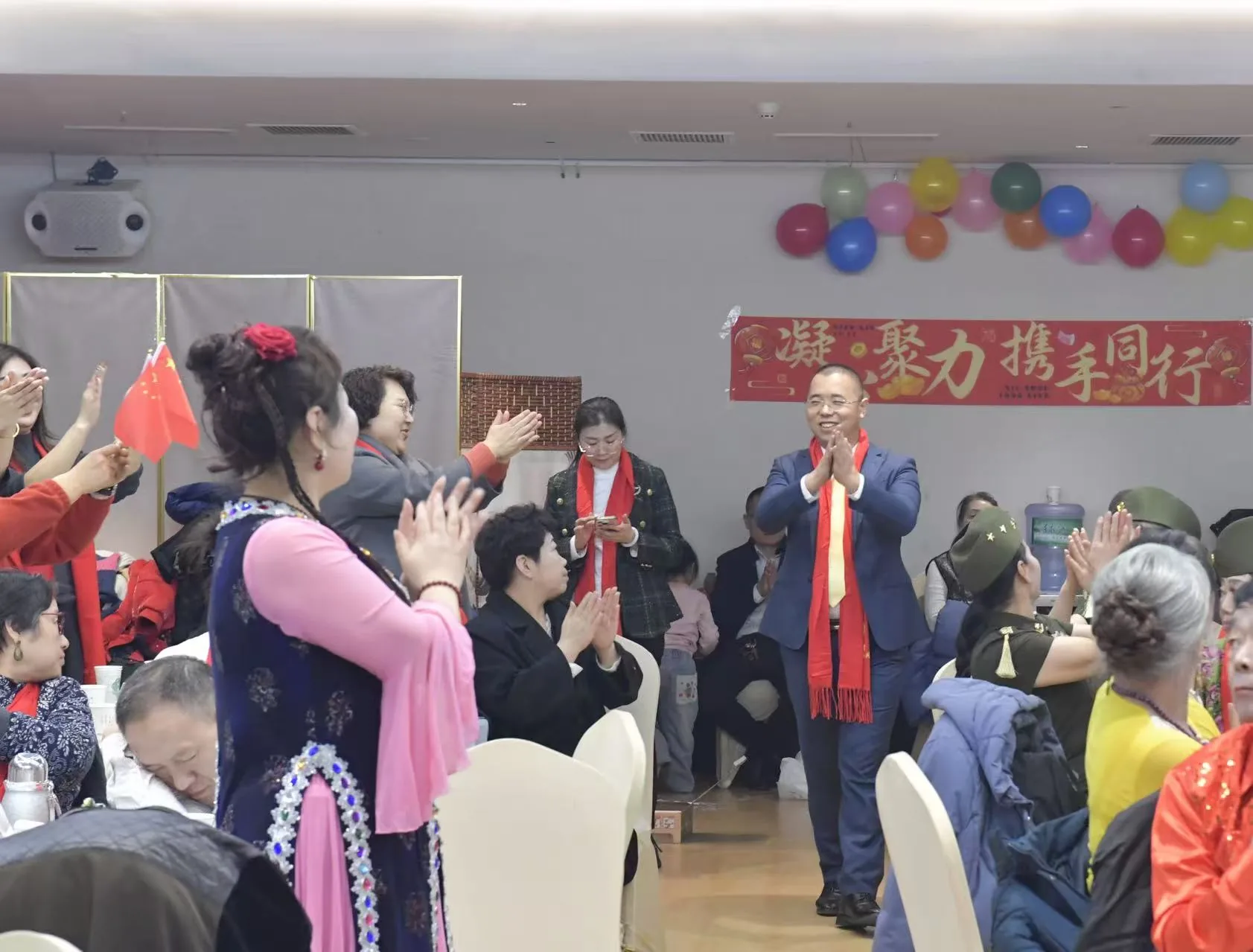 年会走上舞台，学员鼓掌