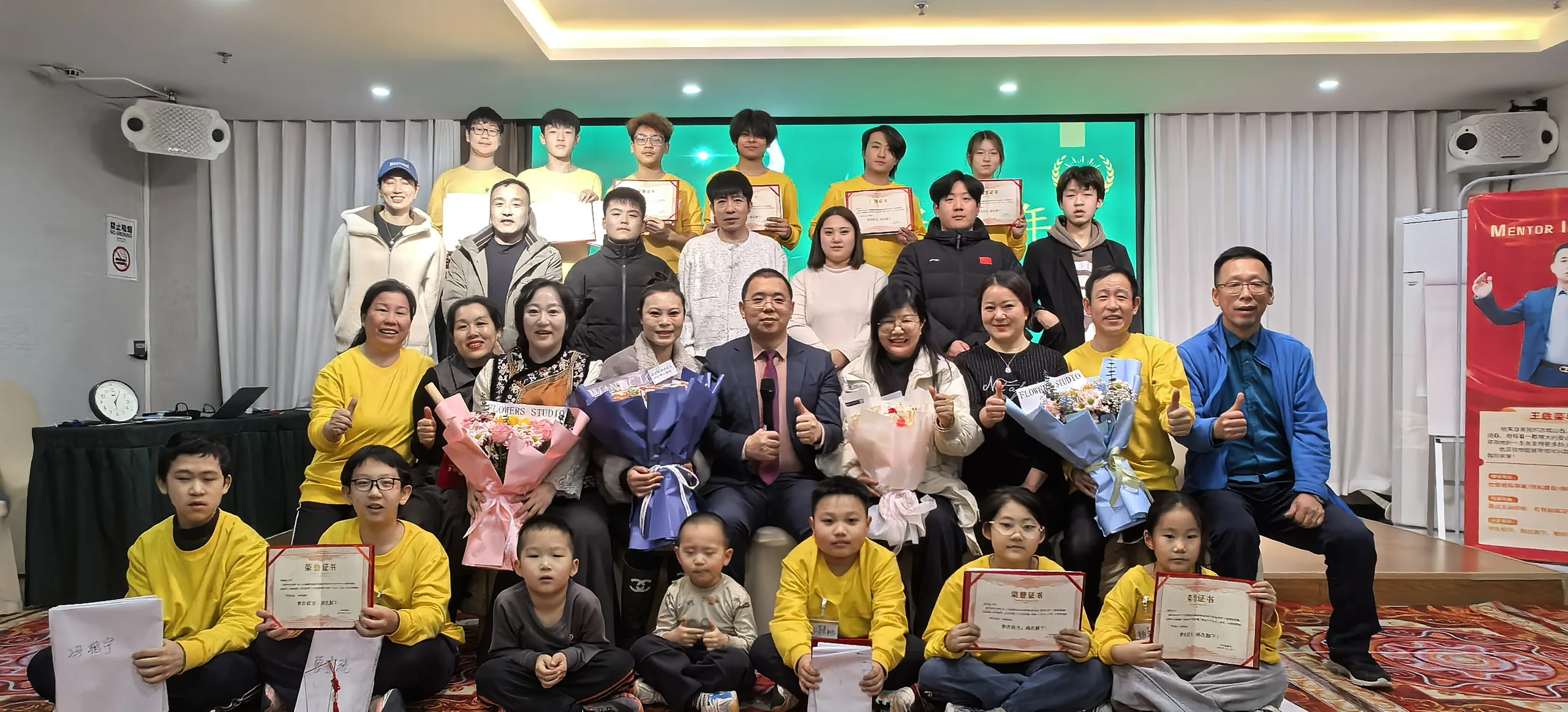 青少年领袖素质训练营学员合影